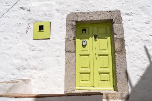 帕特莫斯Vintage White House Patmos的建筑物一侧的黄色门