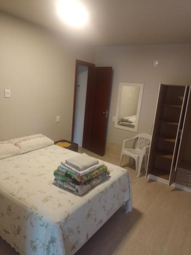Balneário GaivotasCasa de Praia的一间卧室配有一张带桌子和椅子的床
