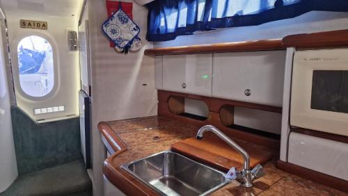 蓬塔德尔加达Sea & Tasty - Boat House的一个带水槽和水槽的小厨房