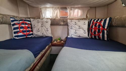 蓬塔德尔加达Sea & Tasty - Boat House的一间卧室配有两张床和枕头。