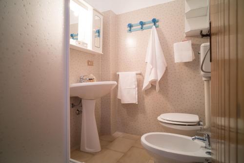 维拉诺瓦Monolocale ilporticciolovacanze的一间带水槽和卫生间的小浴室