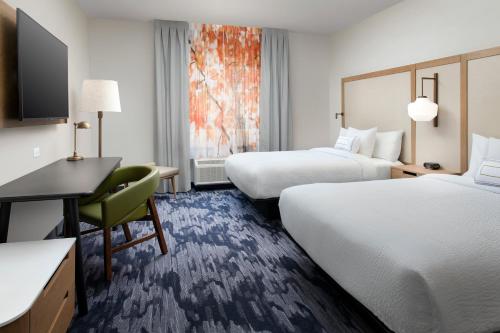 丹佛Fairfield Inn & Suites by Marriott Denver Tech Center North的酒店客房配有两张床和一张书桌