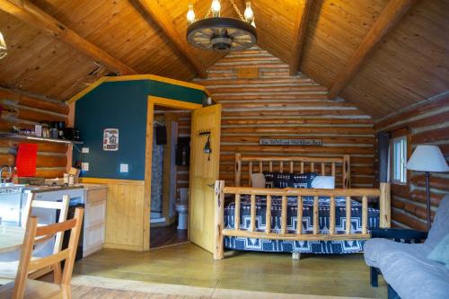 贾斯珀贾斯珀盖茨度假酒店的厨房设有木墙和木制天花板。