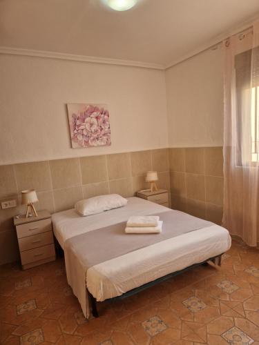 阿尔博拉亚Casa Alboraya Valencia的一间卧室配有一张床、两盏灯和一个窗户。