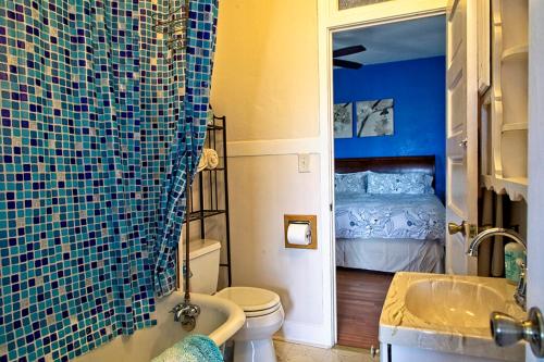 ClarkdaleClarkdale Lodge 208的一间带蓝色瓷砖淋浴的浴室和一张床