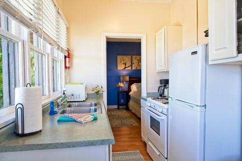 ClarkdaleClarkdale Lodge 208的厨房配有白色冰箱和水槽