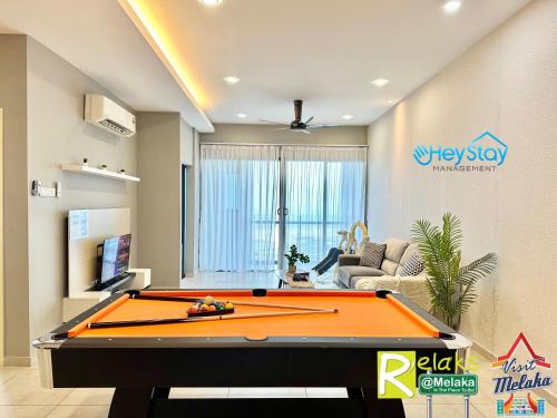 马六甲Atlantis Residences Melaka by HeyStay Management的客厅配有台球桌