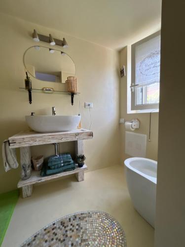 蒙德罗A CASA DEL CONSOLE的一间带水槽、浴缸和镜子的浴室