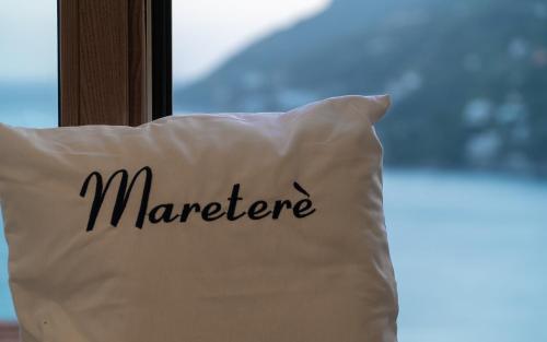 维耶特里Mareterè的上面写有“冒牌”字的枕头