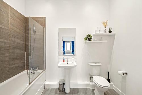 伦敦Luxury London Canary Wharf 2 bed apt的浴室配有卫生间、盥洗盆和淋浴。