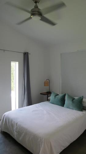霍姆斯泰德Casa Catalina的卧室配有白色的床和吊扇