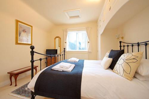 奇平卡姆登Badgers End的一间卧室设有一张大床和一个窗户。