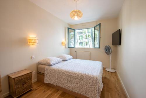 维勒班LuxeZen - SPA的一间卧室设有一张床和一个窗口
