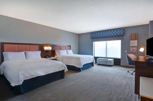 克利尔沃特克利尔沃特/圣彼得堡汉普顿套房酒店 - 乌尔梅顿路的酒店客房设有两张床和窗户。
