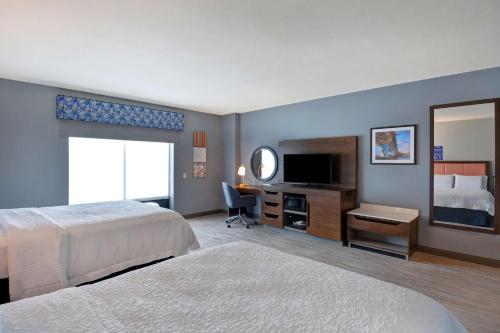克利尔沃特克利尔沃特/圣彼得堡汉普顿套房酒店 - 乌尔梅顿路的酒店客房设有两张床和电视。