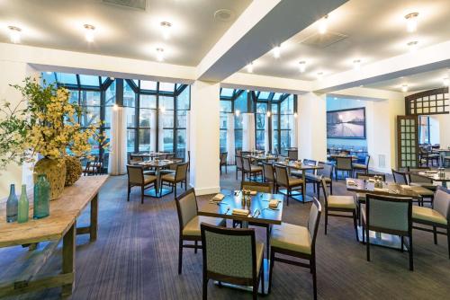 华盛顿首都希尔顿酒店的餐厅设有桌椅和窗户。