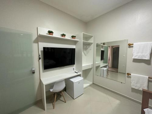 马瑙斯River X House的白色的浴室设有电视和镜子