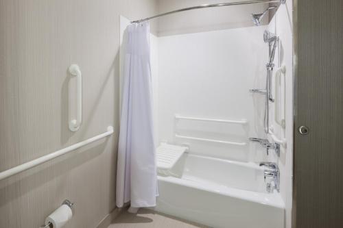 兀兰休斯顿北/谢南多厄万怡酒店的带淋浴和白色淋浴帘的浴室