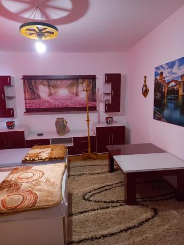 布尔奇科Arthur 2的客厅配有床和桌子