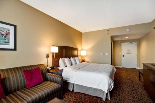 格伦伯尼巴尔的摩/格伦·伯尼汉普顿酒店的酒店客房,配有床和沙发