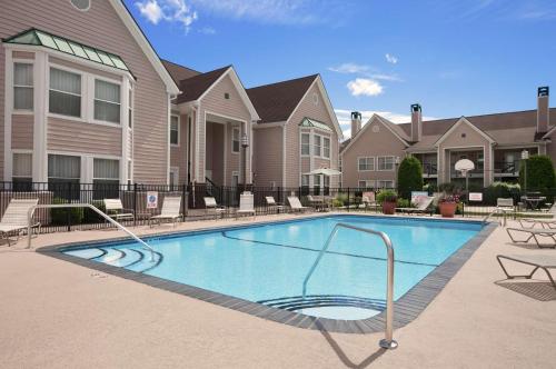 温莎洛克斯Homewood Suites by Hilton Windsor Locks Hartford的公寓大楼前的游泳池