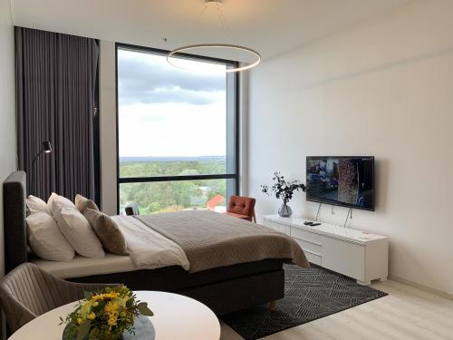 塔林Orange Apartments Tower & Free Parking的一间卧室设有一张床和一个大窗户