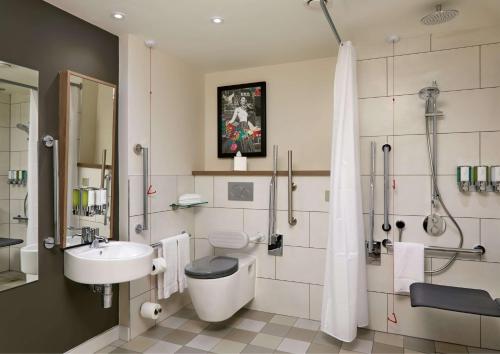 都柏林Hampton By Hilton Dublin City Centre的浴室配有卫生间、盥洗盆和淋浴。