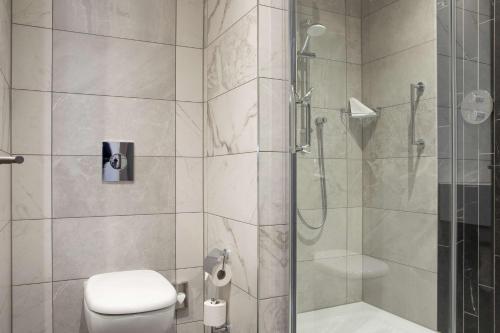 都柏林凯拉敏特汉姆希尔顿都柏林酒店的带淋浴和卫生间的浴室