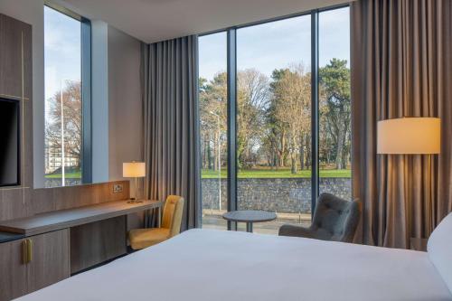 都柏林凯拉敏特汉姆希尔顿都柏林酒店的酒店客房设有一张床和一个大窗户