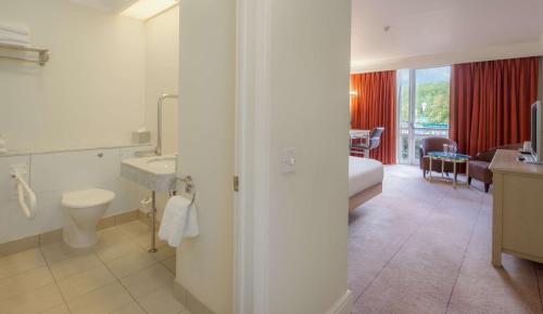莱斯特希尔顿莱斯特酒店的客房内设有带水槽和卫生间的浴室