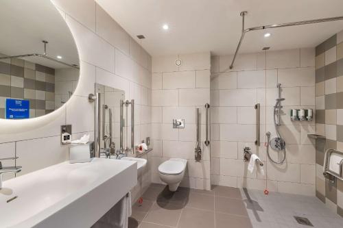 托基Hampton By Hilton Torquay的一间带水槽、卫生间和淋浴的浴室