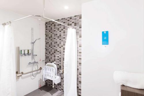 汉密尔顿Hampton By Hilton Hamilton Park的一间带白色淋浴帘的浴室