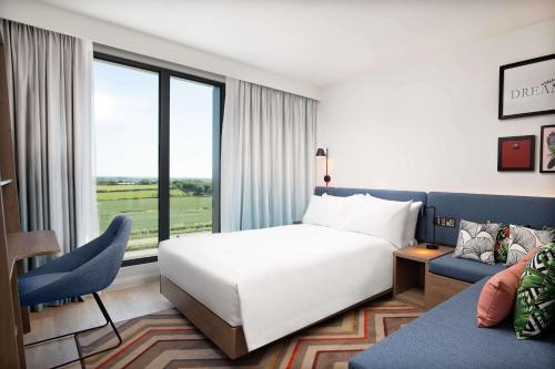 海维康Hampton by Hilton High Wycombe的酒店客房,配有床和沙发