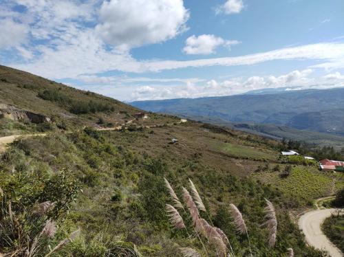 Casa de Campo - Inguilpata的享有山丘的景色,上面有一条路