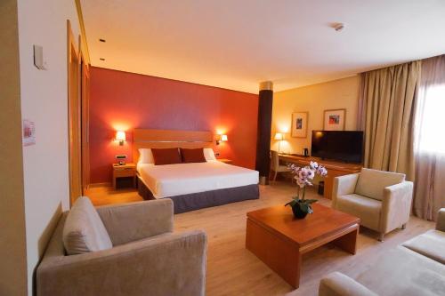 瓦尔德莫罗瑞斯通瓦尔德莫若酒店的酒店客房设有床和客厅。