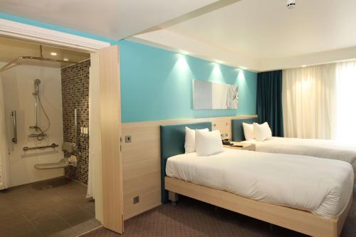 伦敦汉普顿希尔顿酒店 的酒店客房带两张床和一间浴室