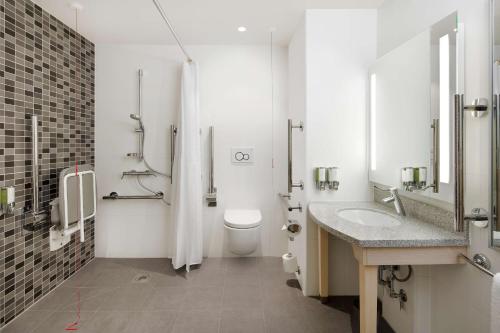 伦敦汉普顿希尔顿酒店 的白色的浴室设有卫生间和水槽。