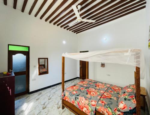 南威Happy House Nungwi的一间卧室配有一张床和吊扇