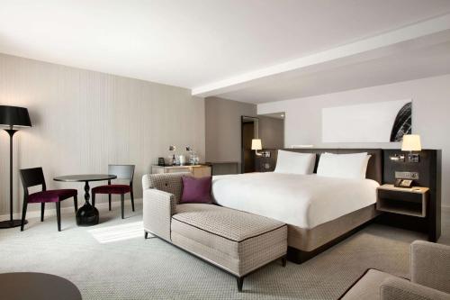 伦敦希尔顿伦敦伊斯灵顿天使酒店的配有床、椅子和桌子的酒店客房
