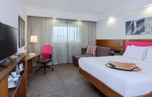 斯皮克希尔顿汉普顿利物浦约翰·列侬机场酒店的酒店客房设有一张大床和一台电视机。