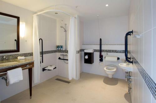 利物浦希尔顿汉普顿利物浦市中心酒店的带淋浴、卫生间和盥洗盆的浴室