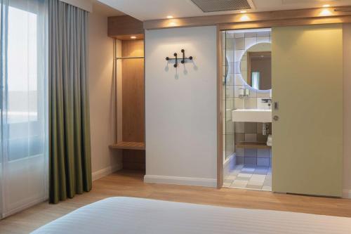 约克Hampton by Hilton York Piccadilly的带淋浴和盥洗盆的浴室