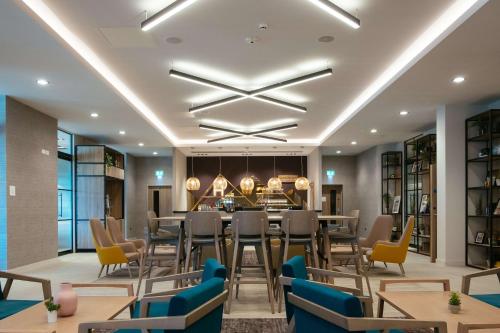 康威Hilton Garden Inn Snowdonia的一间带长桌和椅子的用餐室