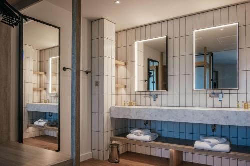 康威Hilton Garden Inn Snowdonia的浴室设有2个水槽和2面镜子