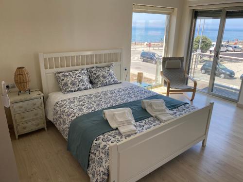 拉夫拉Angeiras Beach House - Porto - Villa by the Sea的一间卧室配有一张床,享有海景