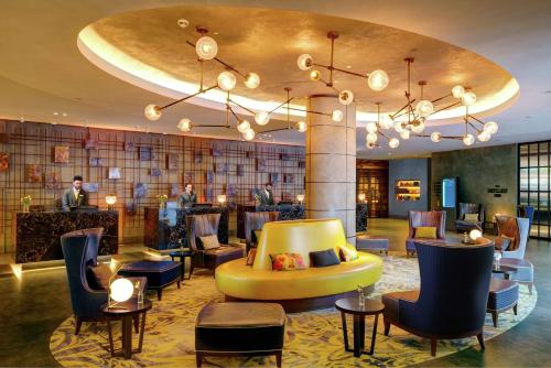 伦敦伦敦河畔希尔顿酒店的酒店大堂设有黄色的沙发和椅子