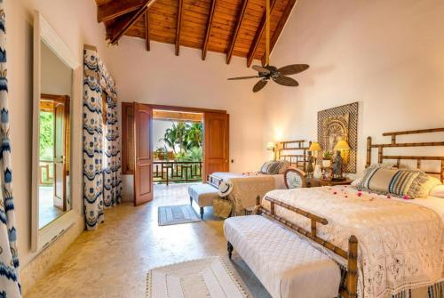 San Rafael del YumaSunny Vacation Villa No 71的一间卧室配有两张床和吊扇