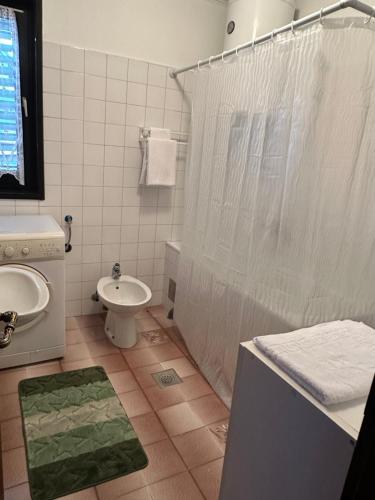PožegaApartment Bella 2的带淋浴、盥洗盆和卫生间的浴室