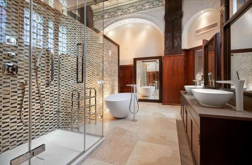 利物浦利物浦希尔顿逸林酒店的大型浴室设有两个水槽和两个卫生间