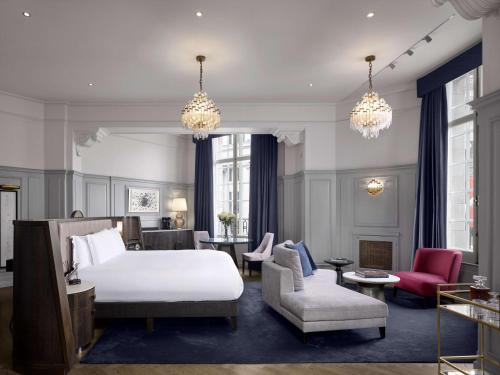 伦敦特拉法加圣詹姆斯，伦敦希尔顿Curio Collection酒店的一间卧室设有一张床和一间客厅。
